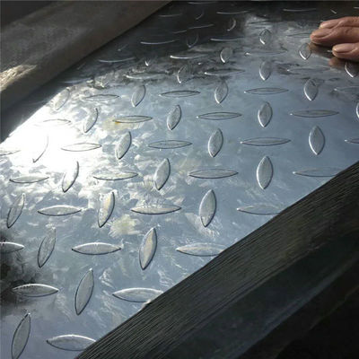 Traitement de surface galvanisé Plaque d'acier au carbone à carreaux A36 Largeur de 1500 mm et épaisseur de 2 à 8 mm pour les toits métalliques