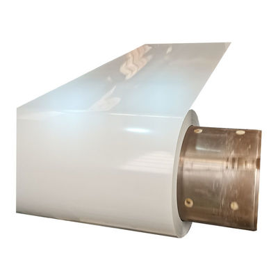 0.5 mm bobines PPGI fournissent directement de la couleur blanche bobine d'acier prépeint pour la fabrication de tableaux blancs RAL Tolérance verte ± 1%