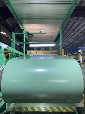 0.5 mm bobines PPGI fournissent directement de la couleur blanche bobine d'acier prépeint pour la fabrication de tableaux blancs RAL Tolérance verte ± 1%